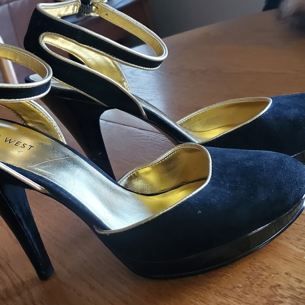 Nine West 9M Black + Gold Dressy Sandals Shoes